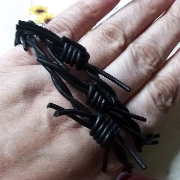LAST ONE: Edgy Black Barbwire Leather Bracelet! Unisex - FITS 7-7.5" WRIST - Picture 2 of 8